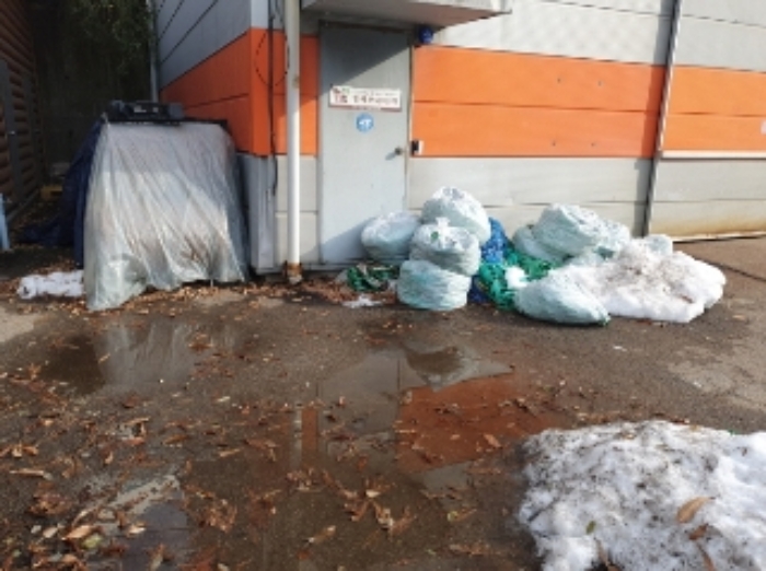 1동 주변 적치물2