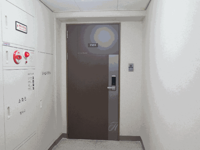 본건 23층 2301호 출입문 전경