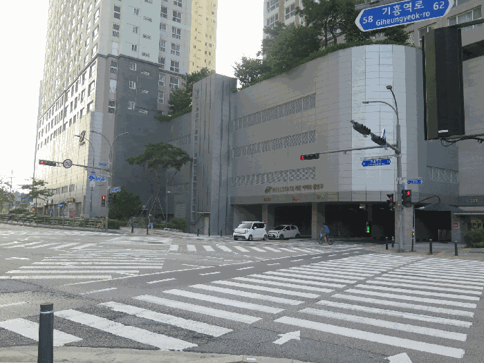 본건 남동측 단지출입구 전경