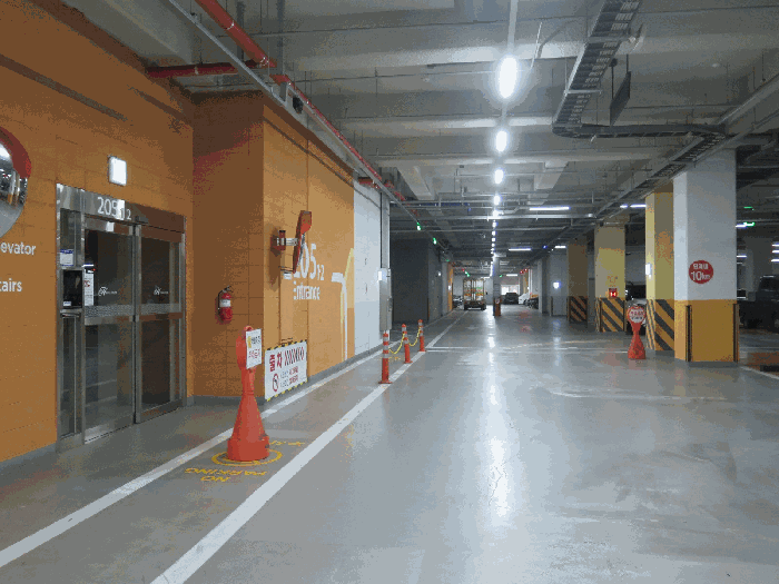 본건1층 주차장 및 출입구 전경