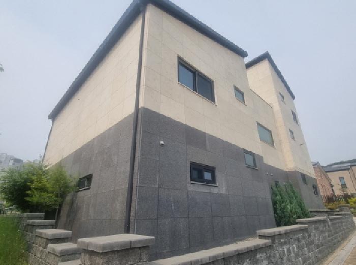 본건