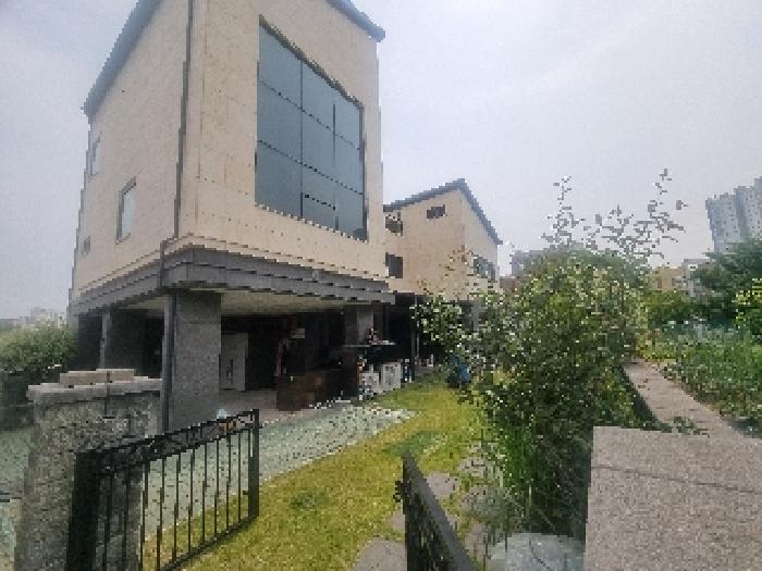 본건