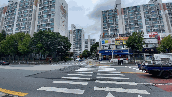 강변아파트 단지 출입구