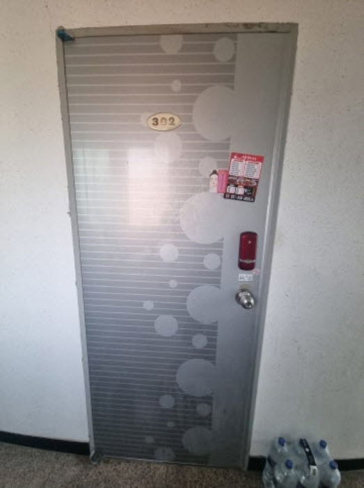 302호 출입문