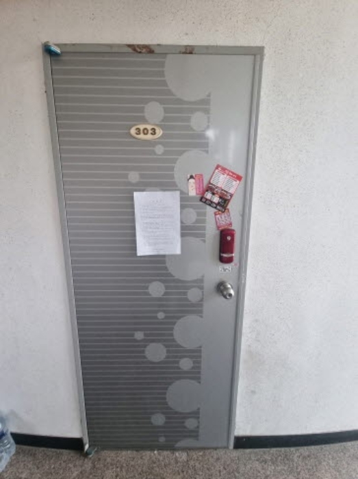 303호 출입문