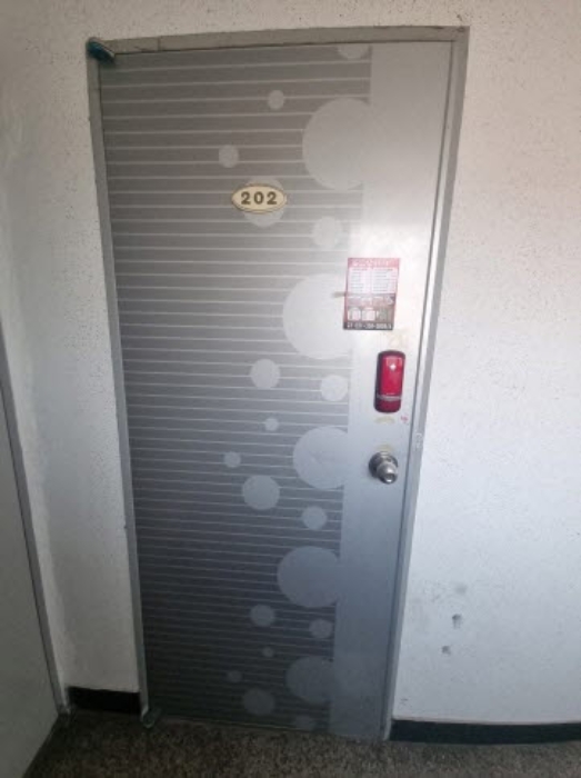 202호 출입문
