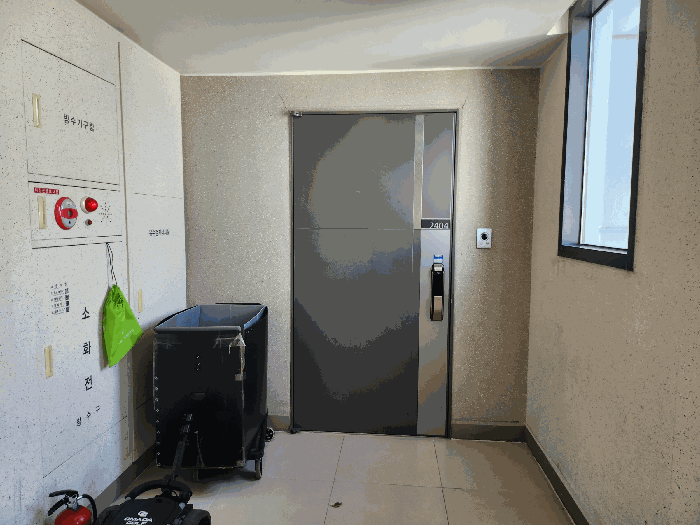 본건 현관출입문