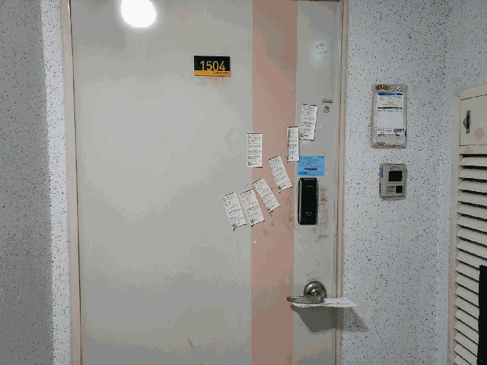 본건 15층 1504호 현관문
