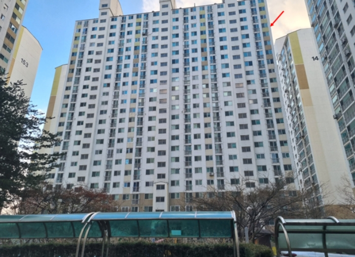 본건이 속한 건물의 전경 (북동측에서 본 모습)