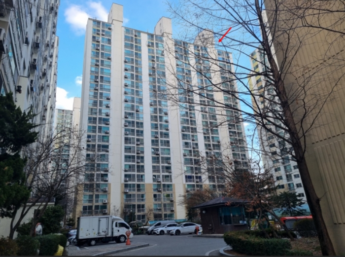 본건이 속한 건물의 전경 (남서측에서 본 모습)