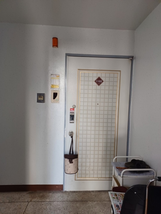 본건 1102호 출입문