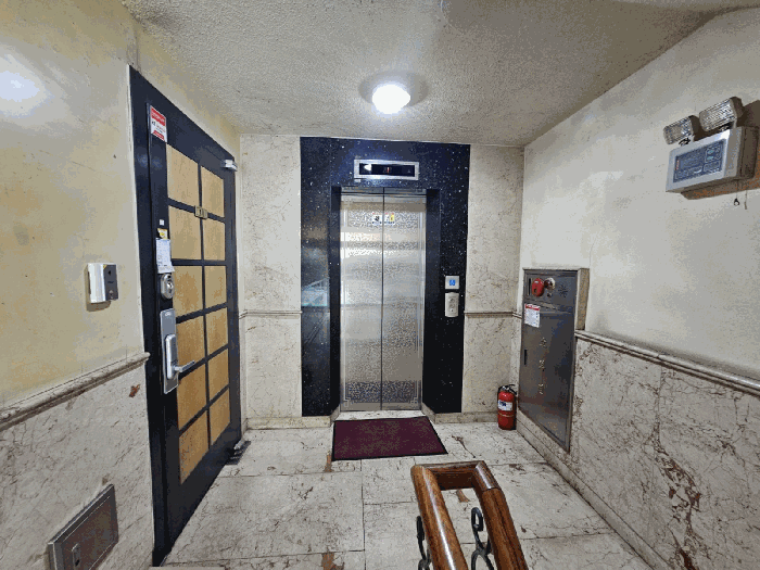 본건물내 엘리베이터 전경