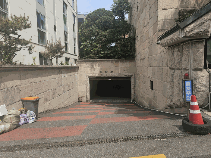 본건물내 주차장 출입구 전경