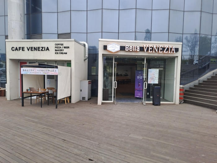 [1층 출입구]