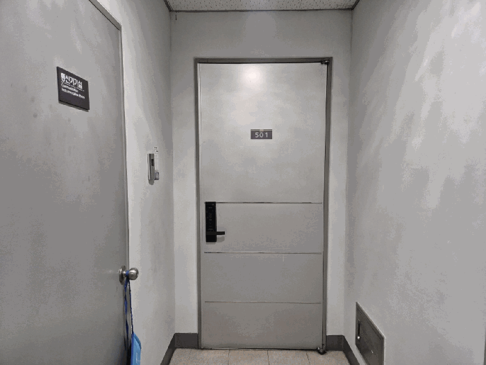 대상물건 현관문 전경