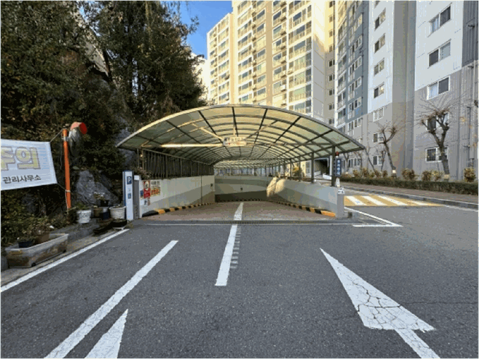 본건 단지내 지하주차장 출입구 전경