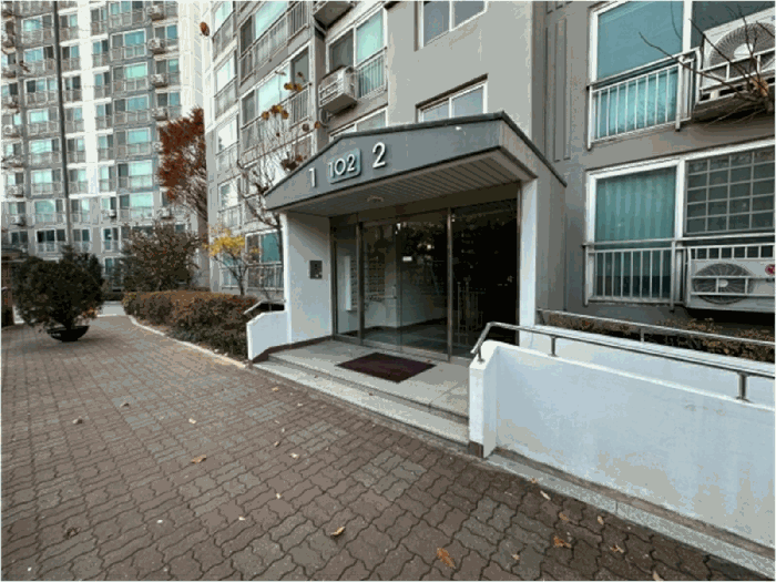 본건 건물(102동) 1,2호라인 1층 출입구 전경