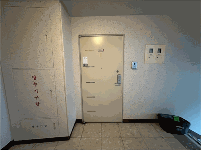 본건 출입문(302호) 전경