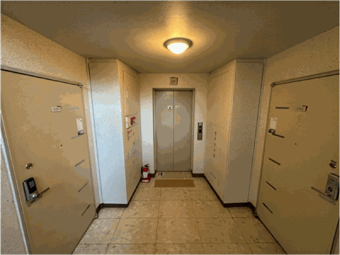 본건 건물(102동) 1,2호라인 3층 복도 전경