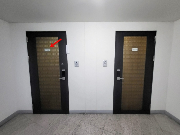 본건 현관문 전경