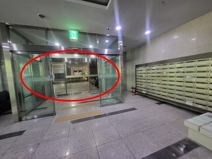 본건소재 103동 공동출입구