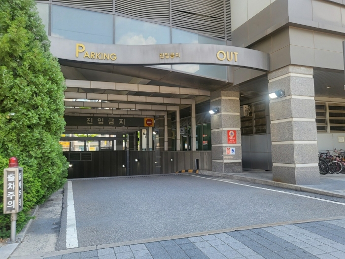 본건물 주차장 진출입