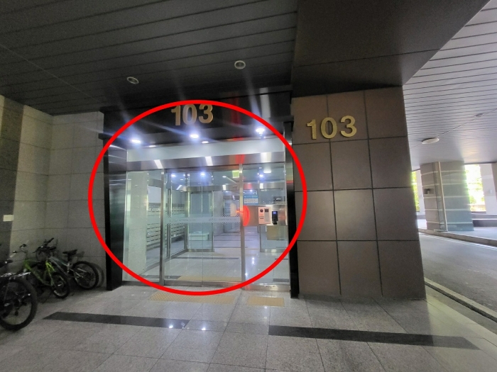 본건소재 103동 공동출입구