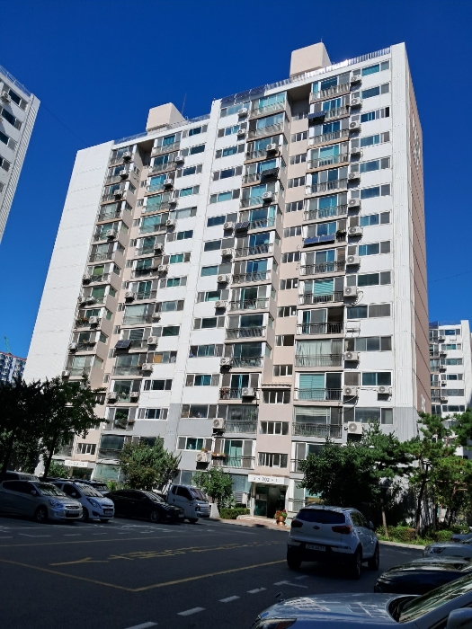 남동측에서 촬영한 현대2차아파트 202동 전체부분