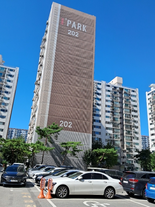동측에서 촬영한 현대2차아파트 202동 전체부분