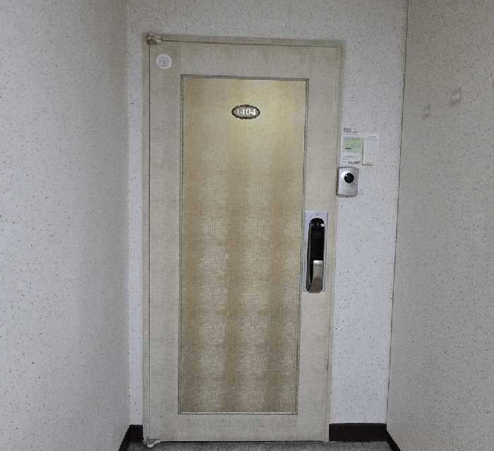 본건 현관문 전경