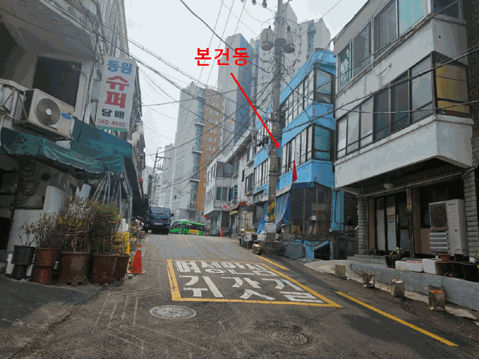 [본건 북동측 도로변 주위환경1]