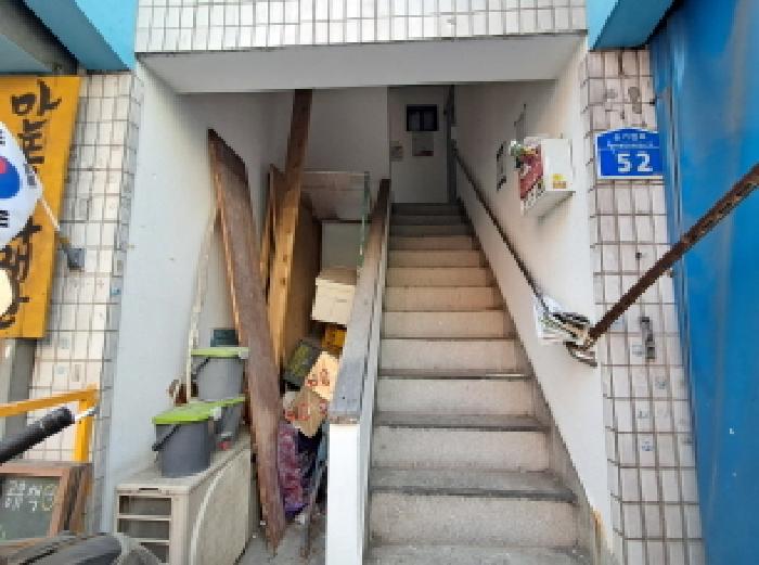 2층으로 올라가는 출입구