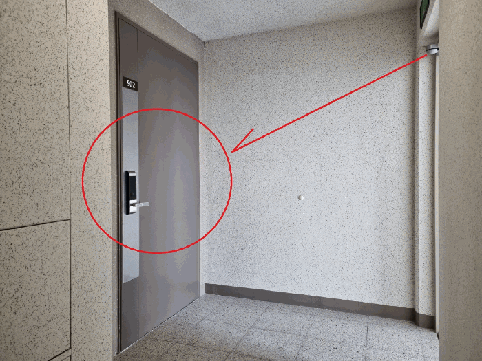 제9층 및 본건출입문