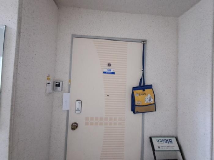 106호 출입문