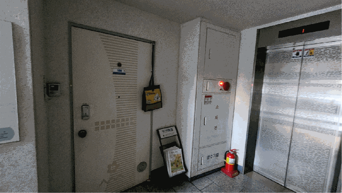 본건 현관문 전경