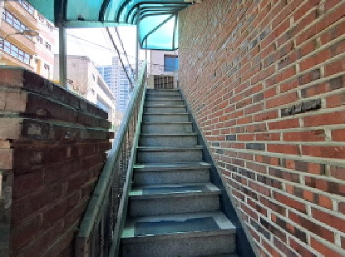 2층으로 올라가는 계단