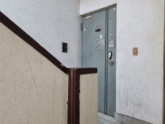 제2층 및 본건출입문