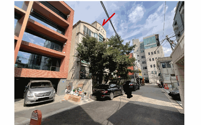 본건 소재 건물 남서측에서 촬영