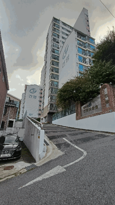 [본건 건물 전경(동측)]