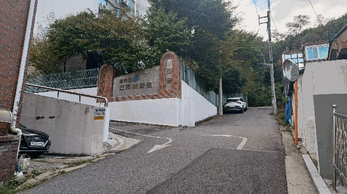 [본건 건물 진입로]