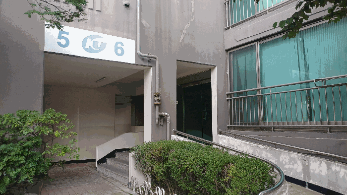 [본건 건물 5 ~ 6호 라인 공동출입구]