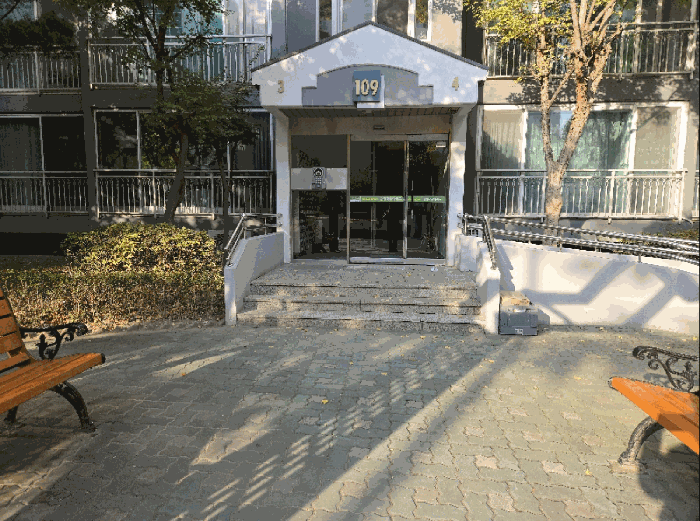 제109동 공동출입문