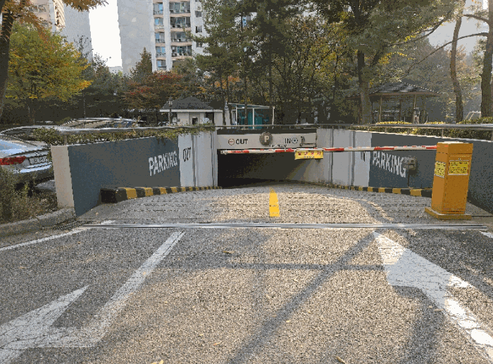 지하주차장 입구
