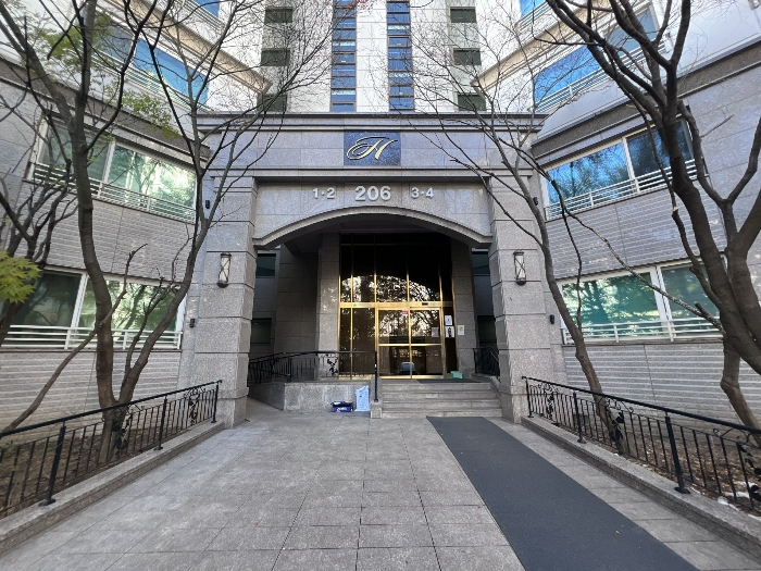 본 건물 공동 출입구