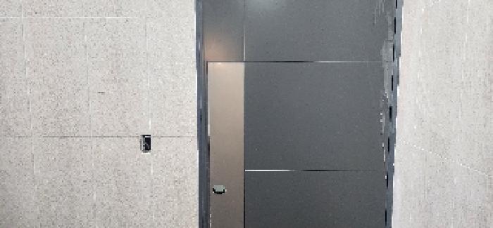 2층 우측호실 현관
