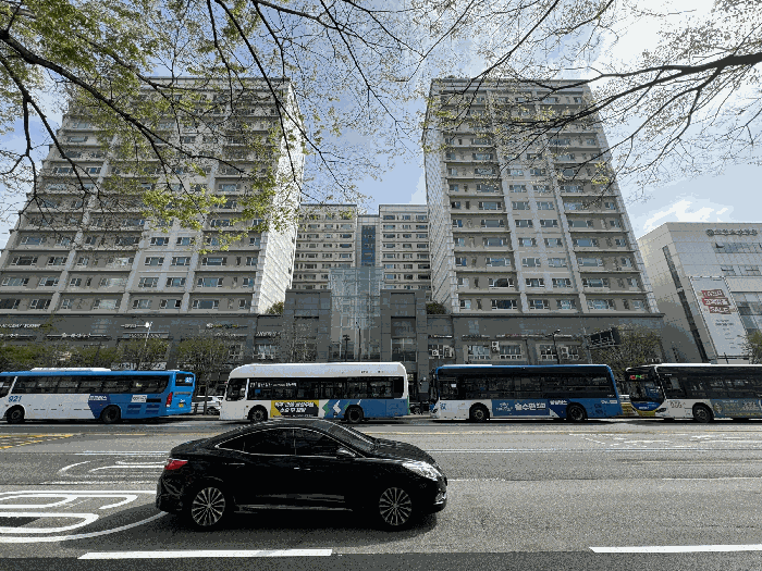 서측에서 바라본 본건 소재 건물 전경