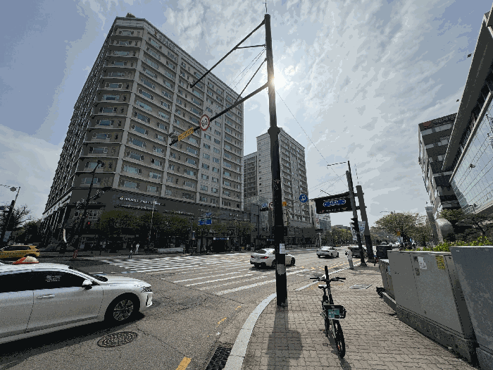 북서측에서 바라본 본건 소재 건물 주위 전경