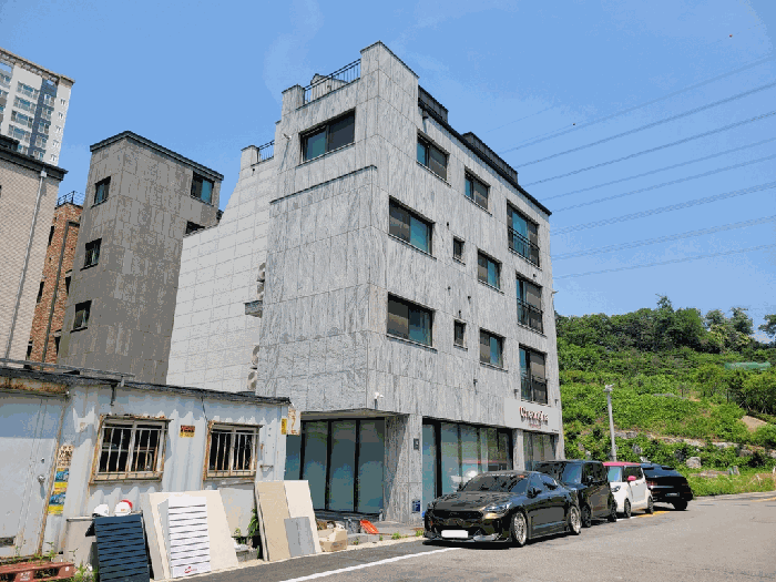 본건 남서측에서 촬영