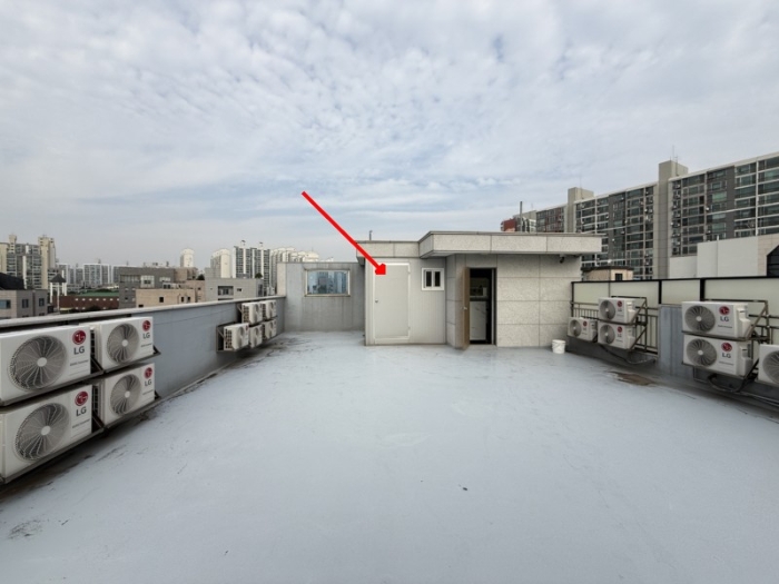 본건 옥탑 및 제시외 건물㉠