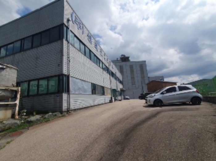 건물 입구에서 바라 본 해당 건물 전경